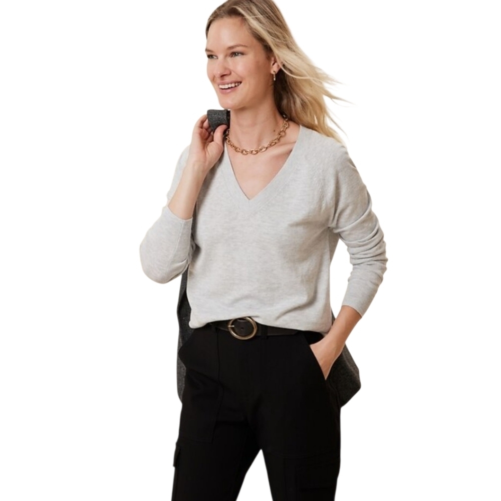 Banana Republic Gray Merino Wool V-Neck Sweater Size Large‎